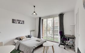 Budget Apart With Balcony Near Paris